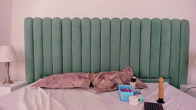 EmilyHanks  online show from November 24, 11:15 pm