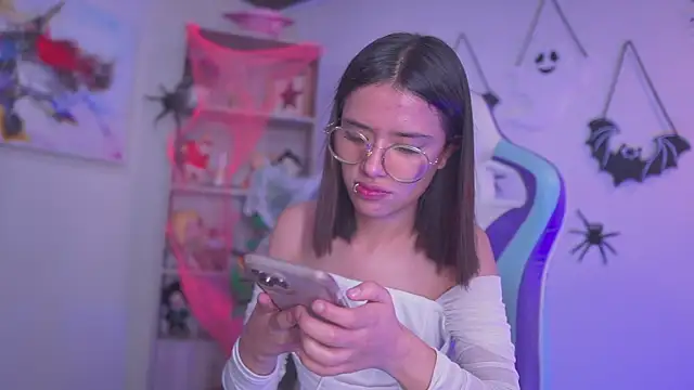 Snapshot of Lana_Dreams_ chatting on October 31, 1:28 am Lana Dreams online show from October 31, 1:28 am