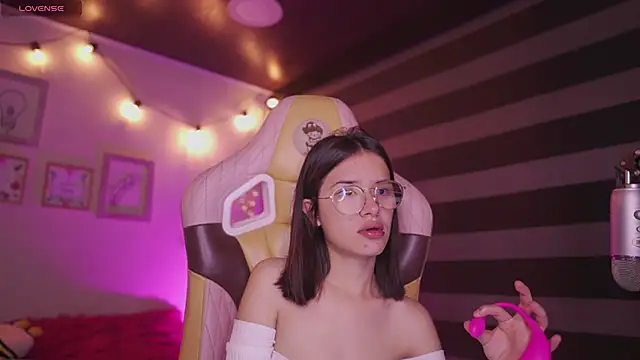 Snapshot of Lana_Dreams_ chatting on November 5, 12:43 am Lana Dreams online show from November 5, 12:43 am