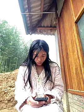 Snapshot of EmLy02 chatting on November 13, 1:26 am EmLy02 online show from November 13, 1:26 am