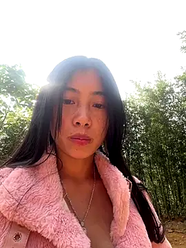 Snapshot of EmLy02 chatting on December 2, 2:17 am EmLy02 online show from December 2, 2:17 am