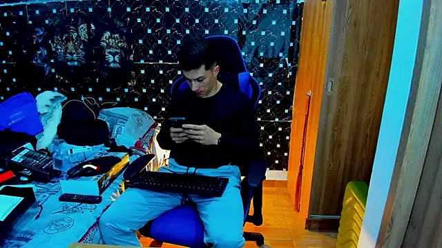 Snapshot of javiersexymann chatting on December 4, 12:31 am javiersexymann online show from December 4, 12:31 am