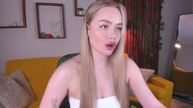 Snapshot of AvroraGoldie chatting on November 30, 10:41 am AvroraGoldie online show from November 30, 10:41 am