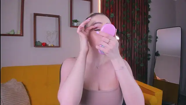 Snapshot of AvroraGoldie chatting on December 5, 3:37 am AvroraGoldie online show from December 5, 3:37 am