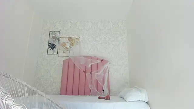 Snapshot of emy_barnert chatting on October 19, 12:17 pm emy barnert online show from October 19, 12:17 pm