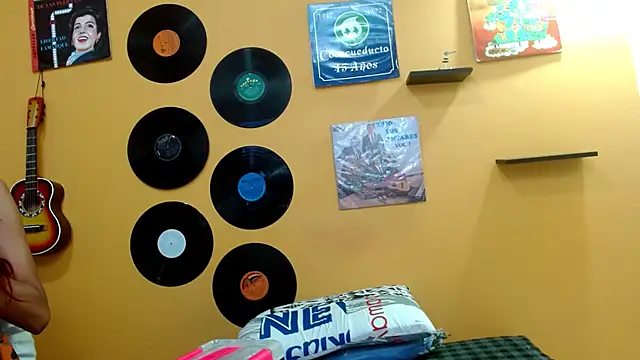 skinnyverus18 online show from September 29, 6:35 pm