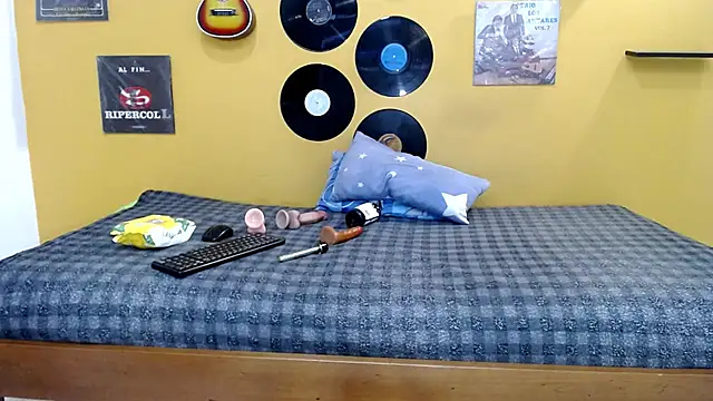 skinnyverus18 online show from February 19, 7:21 pm