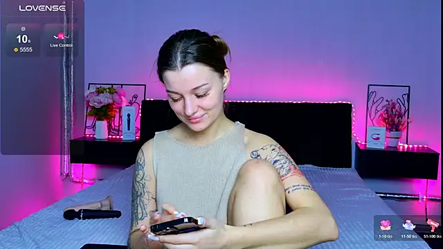 Snapshot of LindaBrilliant chatting on December 17, 6:41 am LindaBrilliant online show from December 17, 6:41 am