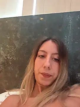 Snapshot of PetiteSecrets chatting on October 24, 11:28 am PetiteSecrets online show from October 24, 11:28 am