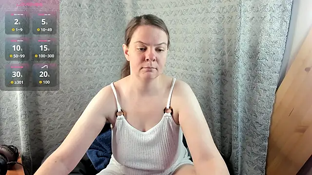 Snapshot of MiaLores chatting on October 22, 8:03 am MiaLores online show from October 22, 8:03 am