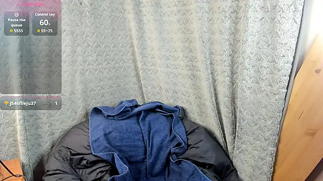 Snapshot of MiaLores chatting on November 11, 8:14 am MiaLores online show from November 11, 8:14 am