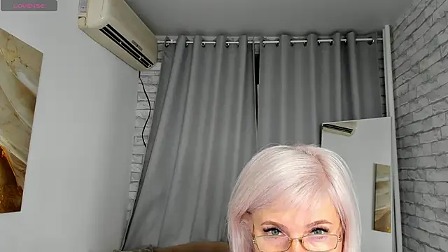 Snapshot of Hella_Fabel chatting on December 14, 1:11 am Hella Fabel online show from December 14, 1:11 am