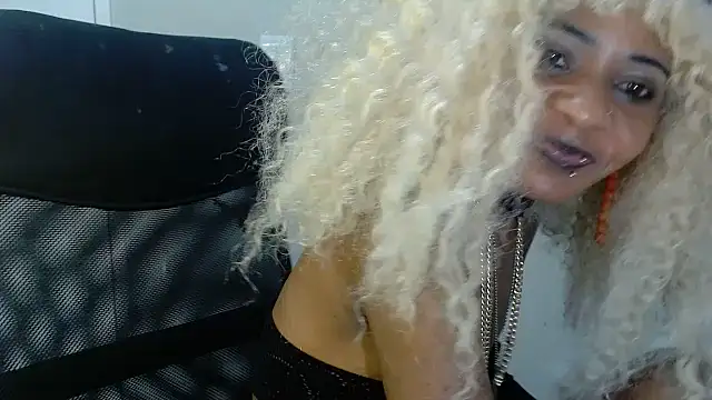 Snapshot of QueenpatieX chatting on February 22, 2:48 pm QueenpatieX online show from February 22, 2:48 pm