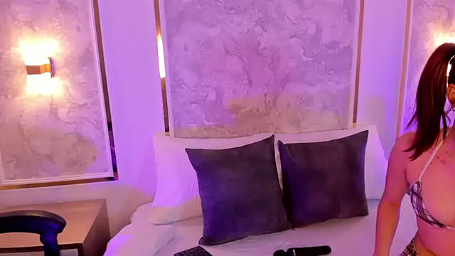 Snapshot of doll_eyees_ chatting on December 4, 2:43 am doll eyees online show from December 4, 2:43 am