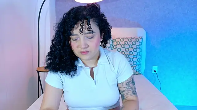 Snapshot of Tracielowe_w chatting on November 2, 3:20 am Tracielowe w online show from November 2, 3:20 am