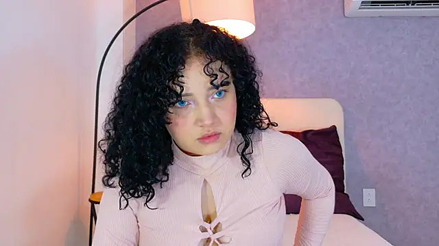 Snapshot of Tracielowe_w chatting on November 29, 3:31 am Tracielowe w online show from November 29, 3:31 am