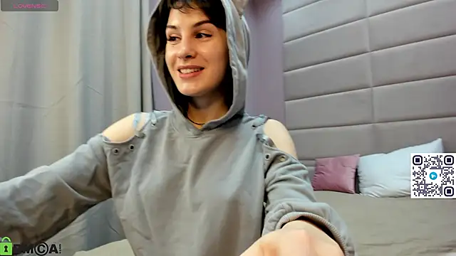 Snapshot of Adeline_Perle chatting on October 12, 1:26 am Adeline Perle online show from October 12, 1:26 am