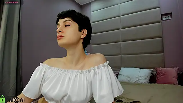 Snapshot of Adeline_Perle chatting on November 10, 1:26 am Adeline Perle online show from November 10, 1:26 am