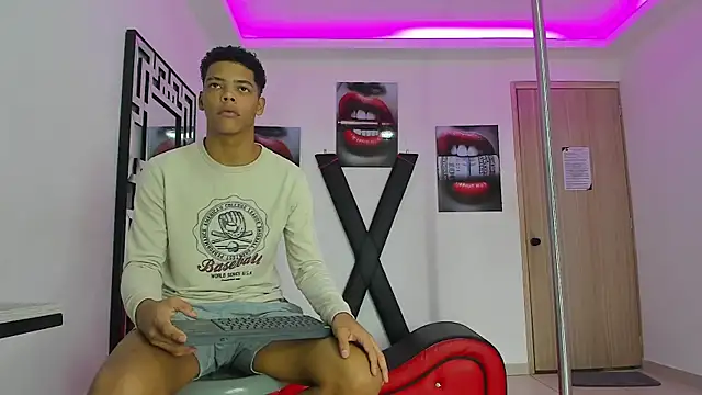 Snapshot of PRETTY_FEM chatting on October 16, 3:24 pm PRETTY FEM online show from October 16, 3:24 pm