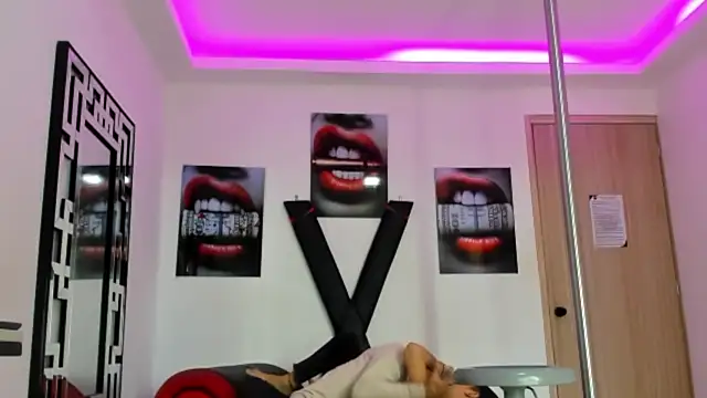 Snapshot of PRETTY_FEM chatting on October 21, 1:34 pm PRETTY FEM online show from October 21, 1:34 pm