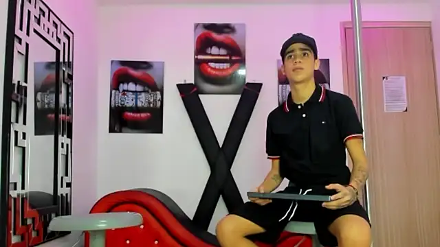 Snapshot of PRETTY_FEM chatting on October 25, 1:29 pm PRETTY FEM online show from October 25, 1:29 pm