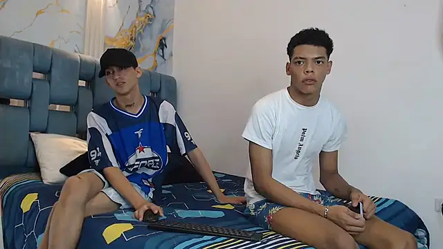 PRETTY FEM online show from December 18, 1:44 am