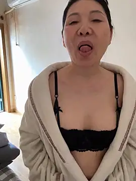 xiiuuff18 online show from April 6, 4:46 am