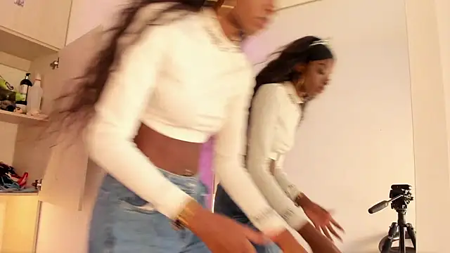 Stefannyevans  online show from February 12, 2:01 pm