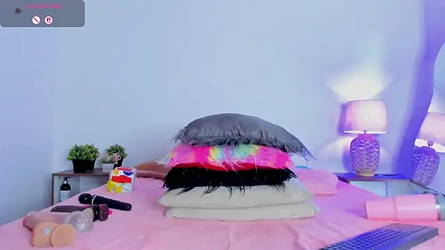 hailey hadid online show from November 25, 7:03 pm