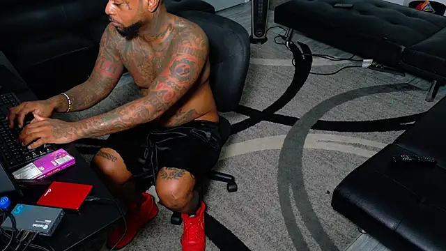 SLANGONDEMHOES online show from April 5, 7:49 am