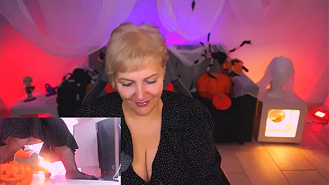 Snapshot of MaryMogan chatting on October 31, 4:02 am MaryMogan online show from October 31, 4:02 am