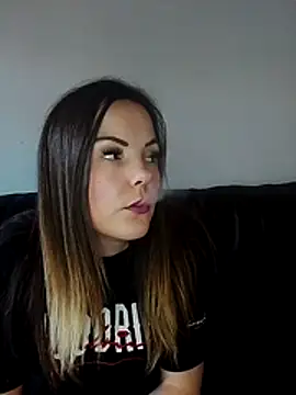 Snapshot of SexyLoLoUK chatting on December 2, 1:39 pm SexyLoLoUK online show from December 2, 1:39 pm