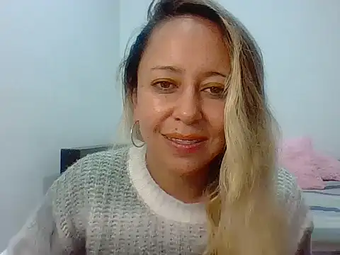 Snapshot of leah_susman chatting on November 13, 2:10 am leah susman online show from November 13, 2:10 am