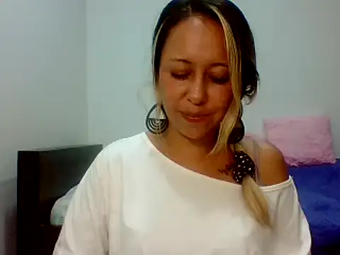 Snapshot of leah_susman chatting on November 18, 2:28 am leah susman online show from November 18, 2:28 am