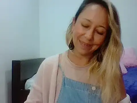 Snapshot of leah_susman chatting on November 22, 1:37 am leah susman online show from November 22, 1:37 am