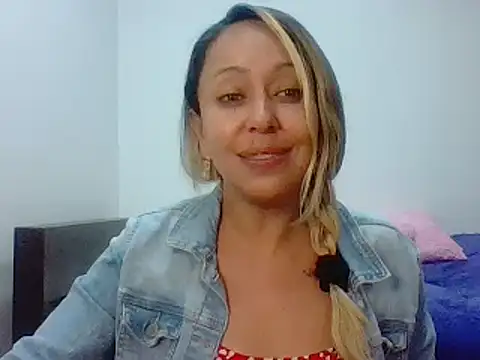 Snapshot of leah_susman chatting on December 4, 2:21 am leah susman online show from December 4, 2:21 am