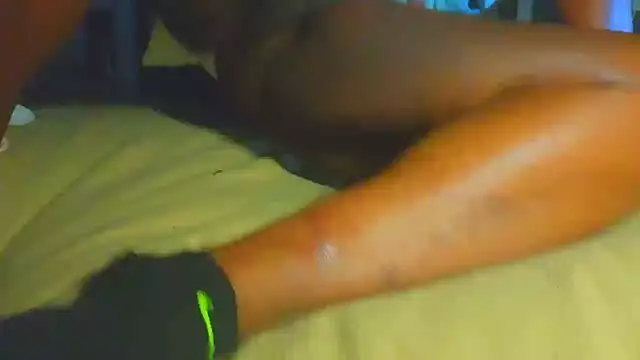 Snapshot of CinnaCakesss chatting on November 14, 12:15 pm CinnaCakesss online show from November 14, 12:15 pm