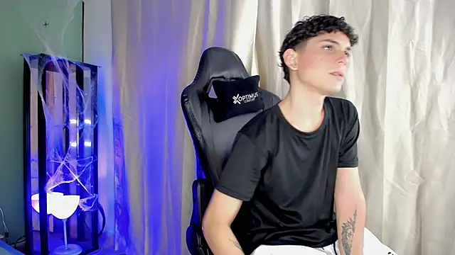 dilan hott  online show from October 28, 8:11 pm