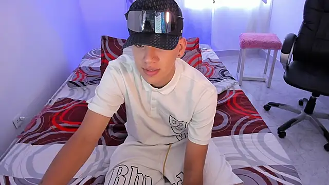 Snapshot of maxthomson_boy chatting on September 9, 3:44 pm maxthomson boy online show from September 9, 3:44 pm