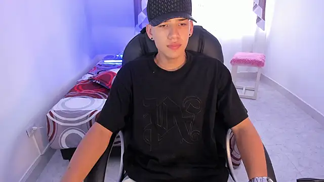 Snapshot of maxthomson_boy chatting on September 10, 8:31 pm maxthomson boy online show from September 10, 8:31 pm
