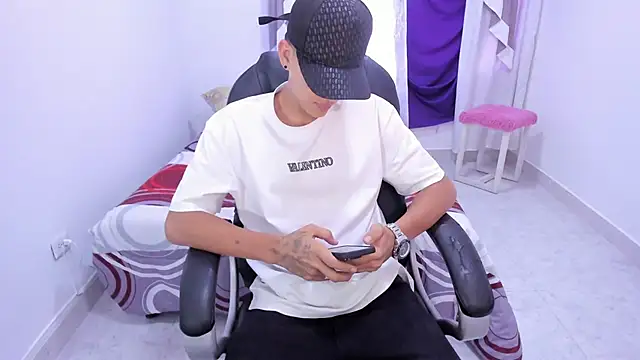 Snapshot of maxthomson_boy chatting on September 17, 8:10 pm maxthomson boy online show from September 17, 8:10 pm