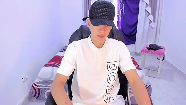 Snapshot of maxthomson_boy chatting on September 19, 7:25 pm maxthomson boy online show from September 19, 7:25 pm