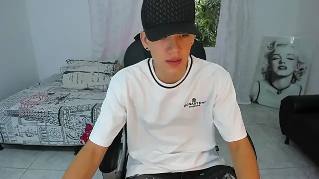 Snapshot of maxthomson_boy chatting on September 27, 7:52 pm maxthomson boy online show from September 27, 7:52 pm