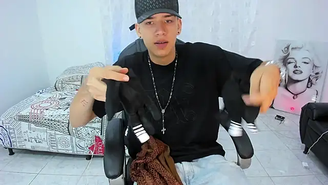 Snapshot of maxthomson_boy chatting on October 1, 8:04 pm maxthomson boy online show from October 1, 8:04 pm