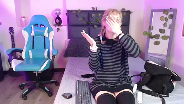 Snapshot of Amnesia_ chatting on October 3, 12:24 pm Amnesia online show from October 3, 12:24 pm