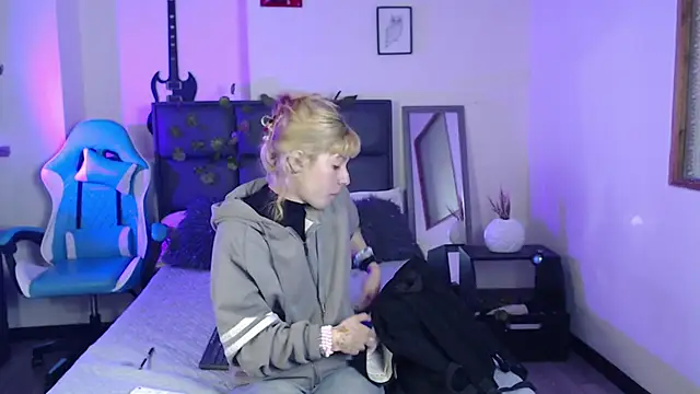 Snapshot of Amnesia_ chatting on October 6, 12:35 pm Amnesia online show from October 6, 12:35 pm