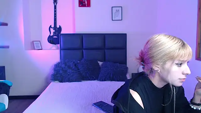 Snapshot of Amnesia_ chatting on October 8, 12:25 pm Amnesia online show from October 8, 12:25 pm