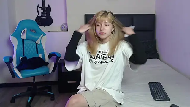 Snapshot of Amnesia_ chatting on October 14, 1:12 pm Amnesia online show from October 14, 1:12 pm