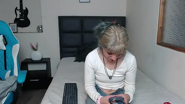 Snapshot of Amnesia_ chatting on November 6, 1:12 pm Amnesia online show from November 6, 1:12 pm