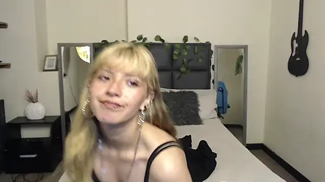 Snapshot of Amnesia_ chatting on November 28, 6:10 pm Amnesia online show from November 28, 6:10 pm